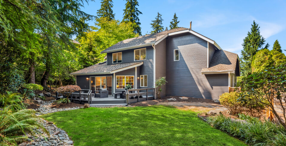 Backyard lawn, deck, and rear exterior of Kirkland Highlands home on 9500 square foot lot