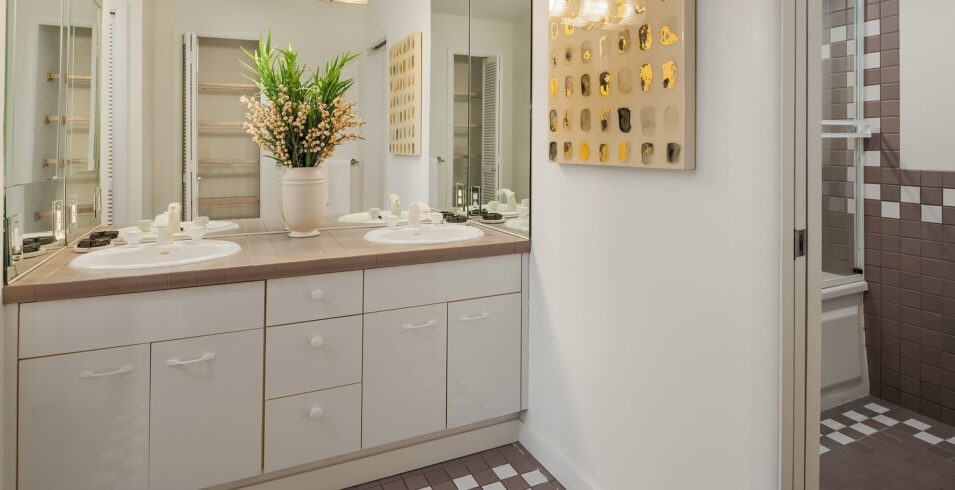 Main-level full bath