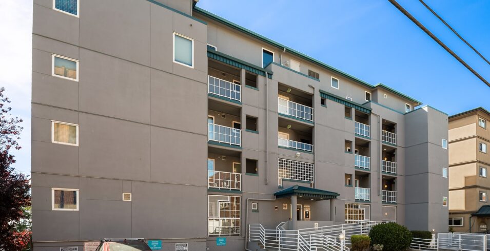 420 Melrose Ave E building exterior